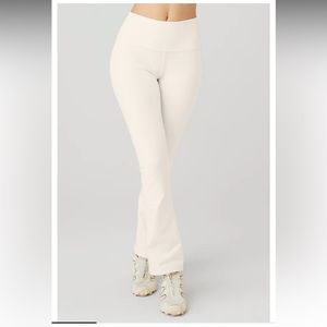 NWT Alo Yoga Pants in Ivory Size Small. Never worn!!